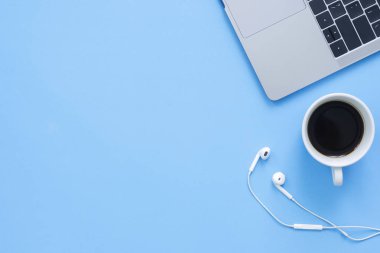 Ofis Masası adlı kullanıcının alanı - düz çalışma üstten görünüm mockup fotoğraf bir çalışma alanı laptop, kahve fincanı ve smartphone pastel mavi zemin üzerine yatırın. Pastel mavi renk kopyalama alanı çalışma Resepsiyon kavramı.