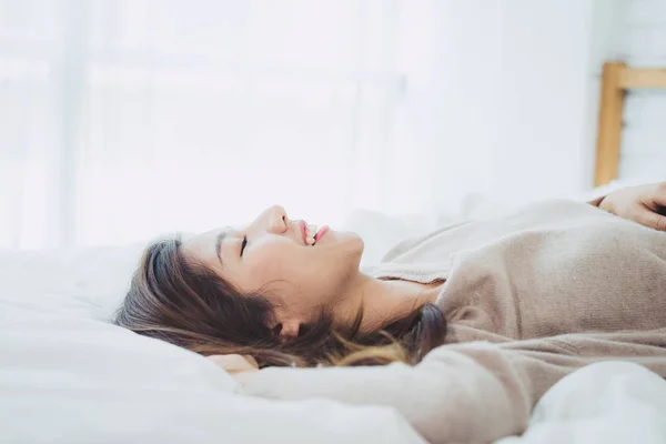 Retrato Hermosa Mujer Asiática Joven Cama Casa Por Mañana Mujer —  Fotos de Stock