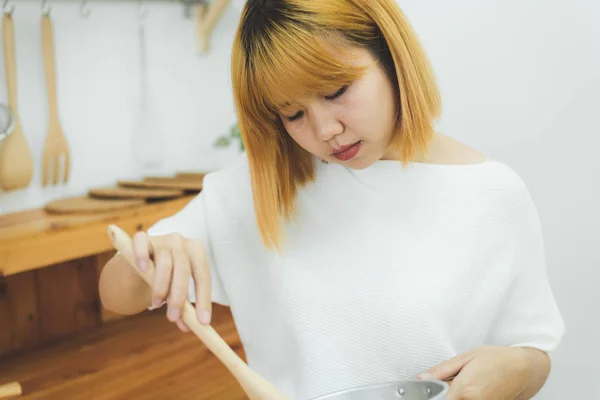 Aasian Nainen Tekee Terveellistä Ruokaa Seisoo Onnellinen Hymyillen Keittiössä Valmistelee — kuvapankkivalokuva