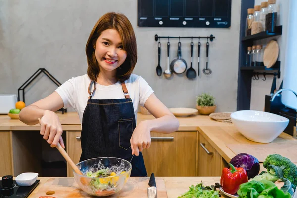 Onnellinen Kaunis Aasialainen Nainen Valmistaa Salaattia Ruokaa Keittiössä Nuori Aasialainen — kuvapankkivalokuva