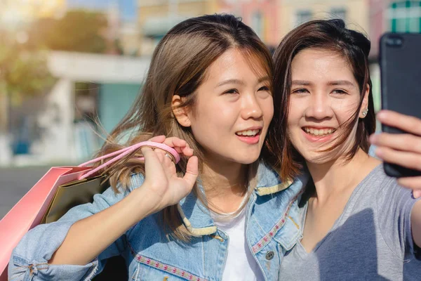 Houkutteleva Kaunis Aasialainen Nainen Joka Käyttää Älypuhelinta Ostoksilla Kaupungissa Onnellinen — kuvapankkivalokuva