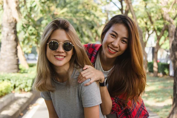 Szczęśliwy Młodych Kobiet Azjatyckich Para Gry Siebie Nawzajem Podczas Gdy — Zdjęcie stockowe