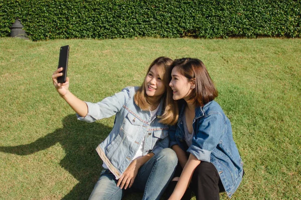 Attraktive Schöne Asiatische Freundinnen Die Ein Smartphone Benutzen Glückliche Junge — Stockfoto