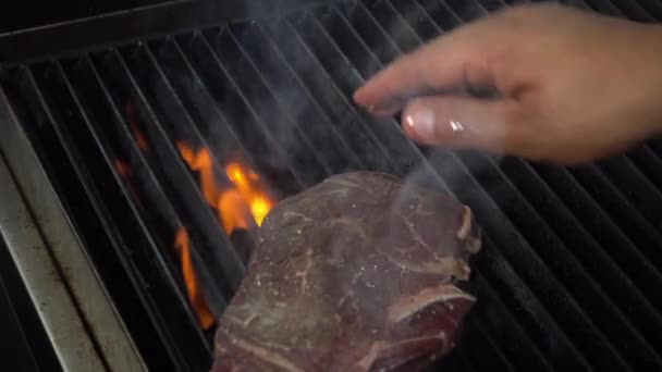 Matlagning Chef Sätter Okokt Kött Bit Varmrökning Grill Med Eld — Stockvideo