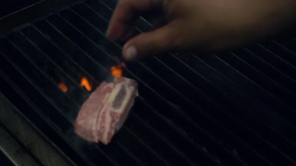 Capo Cottura Mette Pezzo Carne Cruda Sulla Griglia Fumante Caldo — Video Stock