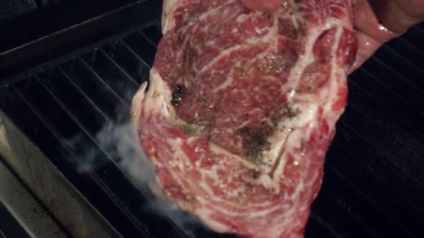 Küchenchef Legt Rohes Fleischstück Auf Heißen Räuchergrill Mit Feuer Unter — Stockvideo