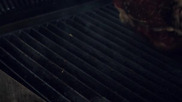 Kokkehøvdingen Legger Ukokt Kjøttstykke Varm Røykende Grill Med Ild Med – stockvideo