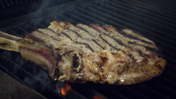 Chefe Cozinha Coloca Pedaço Carne Não Cozido Grelha Fumar Quente — Vídeo de Stock