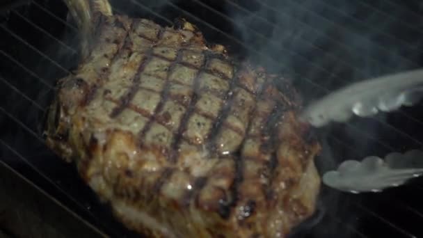 Chefe Cozinha Coloca Pedaço Carne Não Cozido Grelha Fumar Quente — Vídeo de Stock