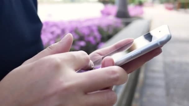 Hermosa Mujer Joven Asiática Sentada Banco Parque Usando Teléfono Inteligente — Vídeos de Stock