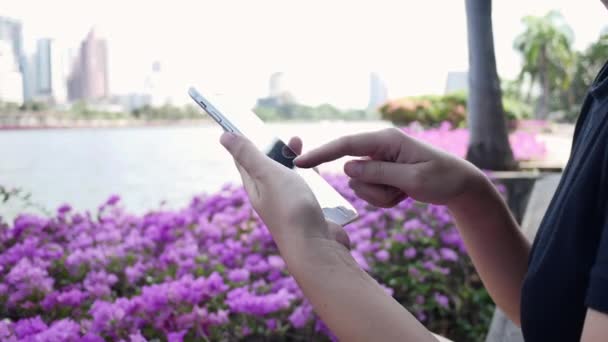 Красива Азіатська Молода Жінка Сидить Лавці Парку Використовуючи Смартфон Розмов — стокове відео