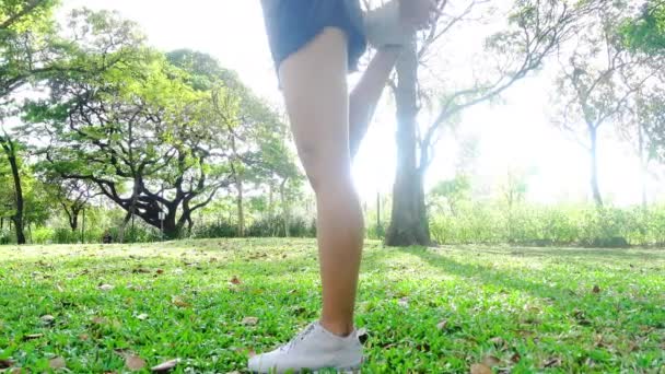 Saludable Joven Mujer Asiática Haciendo Ejercicio Parque Ajuste Mujer Joven — Vídeo de stock