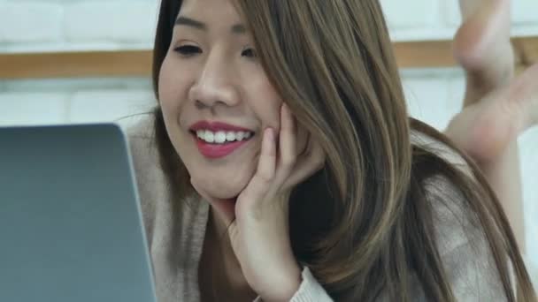 Mooie Jonge Lachende Aziatische Vrouw Bezig Met Laptop Zittend Bed — Stockvideo