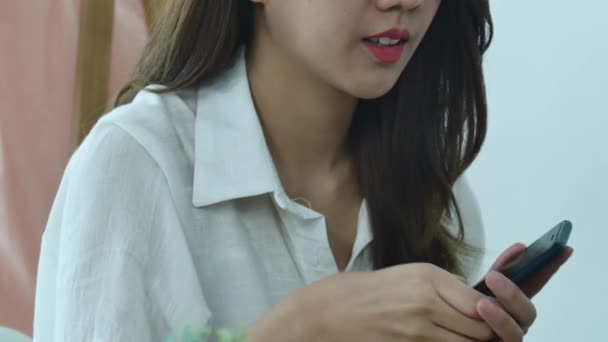 Vackra Unga Leende Asiatisk Kvinna Arbetar Bärbar Dator Medan Sitter — Stockvideo
