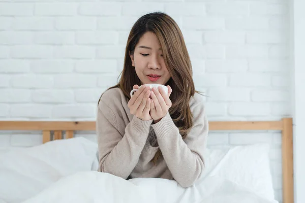 Mulher Asiática Bonita Desfrutando Café Quente Cama Seu Quarto Relaxamento — Fotografia de Stock