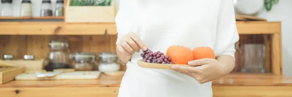 Ázsiai Gyönyörű Tartja Gyümölcs Zöldségágazat Otthonában Konyhában Boldog Szép Ázsiai — Stock Fotó