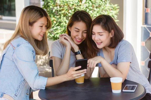 Joyeux Asiatiques Jeunes Femmes Assises Dans Café Boire Café Avec — Photo