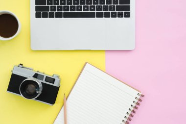 Ofis Masası adlı kullanıcının alanı - üstten görünüm sahte dizüstü, beyaz kağıt defter, kahve ve kamera pembe sarı pastel renk kopya alanı ile üzerinde çalışma düz yatıyordu tasarımı. Pastel renk çalışma alanı arka plan.