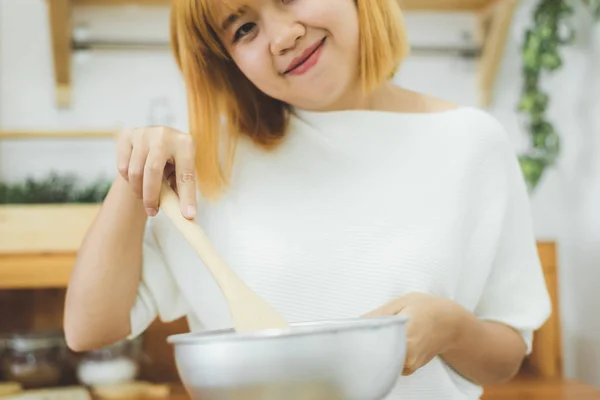 Asiatisk Kvinne Som Gjør Sunn Mat Glad Når Hun Smiler – stockfoto