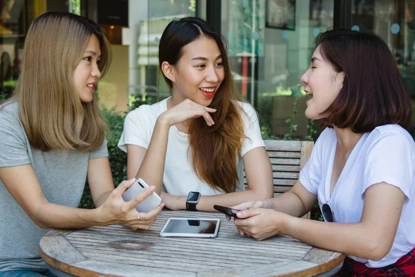 Joyeux Asiatiques Jeunes Femmes Assises Dans Café Boire Café Avec — Photo
