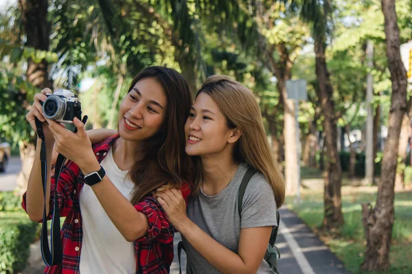 Szczęśliwy Podróżnik Piękny Asian Przyjaciela Kobiet Nosić Plecak Młody Przyjaciel — Zdjęcie stockowe