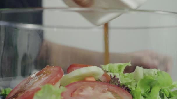 Ralenti Jeune Femme Chef Soucieuse Santé Lançant Une Savoureuse Salade — Video