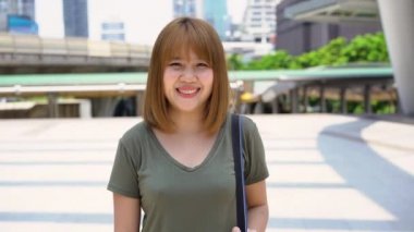 Çekici genç gülümseyen Asyalı kadın açık havada dikey şehir gerçek insanlar serisi. Açık havada yaşam tarzı moda mutlu gülümseyen Asyalı kız portresi. Yaz açık mutluluk portre kavramı.