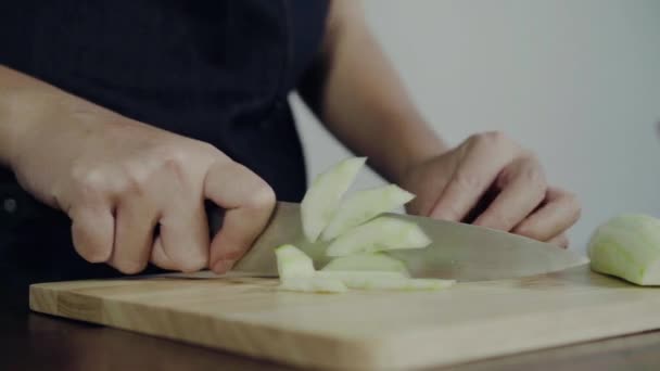 Primer Plano Mujer Jefe Haciendo Ensalada Comida Saludable Pepino Picado — Vídeos de Stock