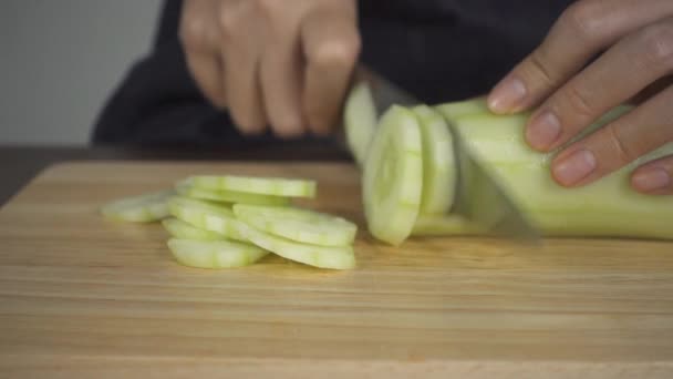 慢动作 关闭的首席妇女做沙拉健康食品和切黄瓜在厨房切板 — 图库视频影像