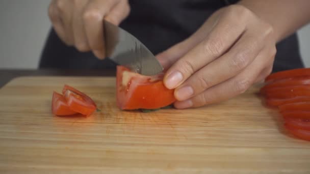 Movimento Lento Close Mulher Chefe Fazendo Salada Comida Saudável Corte — Vídeo de Stock