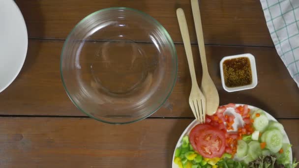 Top Vue Santé Conscient Jeune Chef Femme Jetant Une Salade — Video