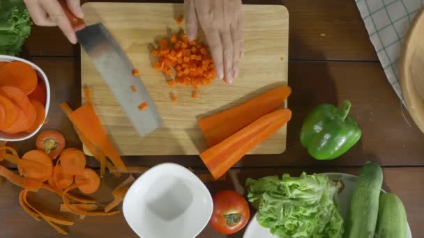 Salata Sağlıklı Yemek Yapma Mutfakta Kesme Tahtası Üzerinde Havuç Doğrama — Stok video