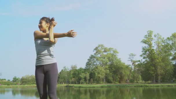 Joven Mujer Asiática Yoga Aire Libre Mantener Calma Medita Mientras — Vídeos de Stock