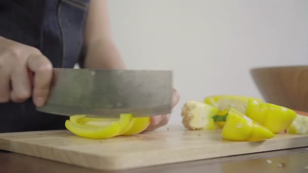 Close Mulher Chefe Fazendo Salada Comida Saudável Picando Pimentão Tábua — Vídeo de Stock