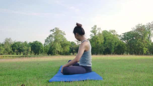 Junge Asiatische Frau Yoga Freien Ruhe Bewahren Und Meditiert Während — Stockvideo