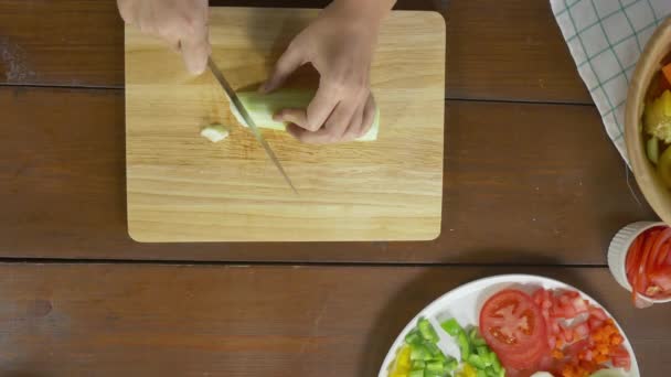 Bovenaanzicht Van Vrouw Chief Maken Salade Gezond Voedsel Snijden Komkommer — Stockvideo