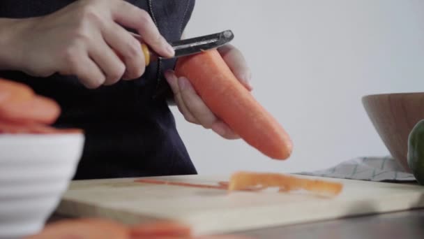 Close Mulher Chefe Fazendo Salada Comida Saudável Cortar Cenoura Tábua — Vídeo de Stock