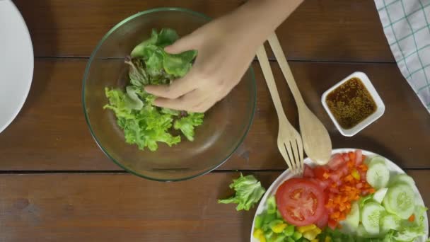 Sağlık Bilinçli Genç Şef Kadın Lezzetli Organik Yeşil Salata Savurma — Stok video