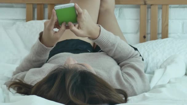 Donne Asiatiche Felici Stanno Usando Smart Phone Sul Letto Mattino — Video Stock