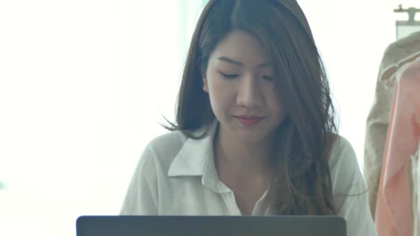 Όμορφη Νεαρή Γυναίκα Χαμογελαστή Εργάζονται Στον Φορητό Υπολογιστή Ενώ Απολαμβάνετε — Αρχείο Βίντεο