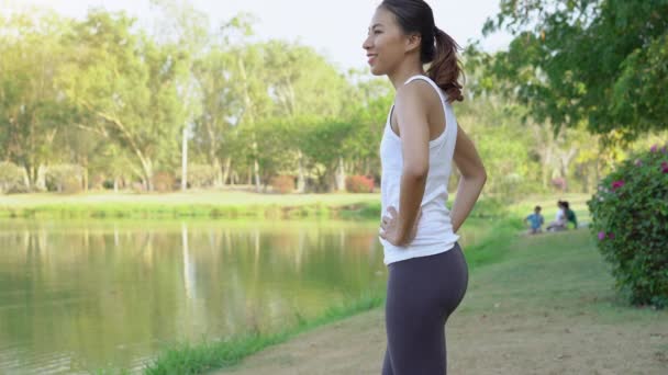 Joven Mujer Asiática Yoga Aire Libre Mantener Calma Medita Mientras — Vídeo de stock