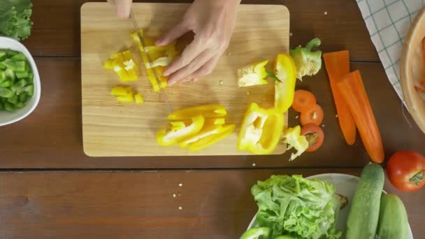 Bovenaanzicht Van Vrouw Chef Maken Salade Gezond Voedsel Paprika Hakken — Stockvideo