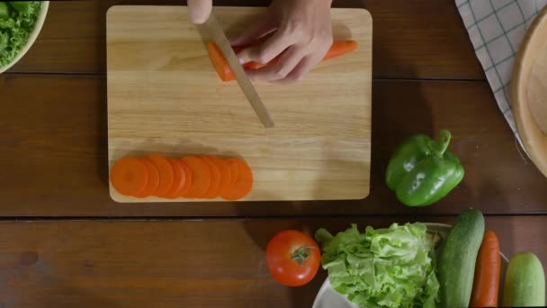 Bovenaanzicht Van Vrouw Chef Maken Salade Gezond Voedsel Hakken Wortel — Stockvideo