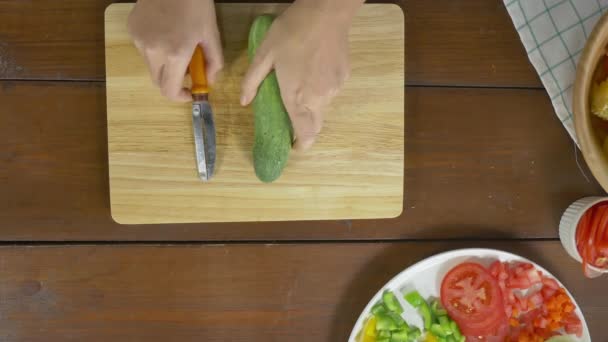 Visão Superior Mulher Chefe Fazendo Salada Comida Saudável Pepino Picando — Vídeo de Stock