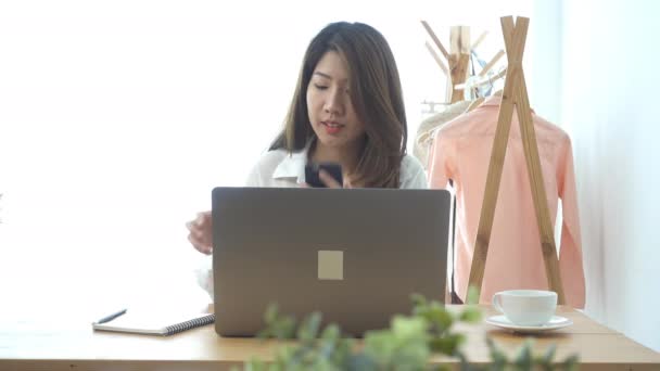 Mooie Jonge Lachende Aziatische Vrouw Bezig Met Laptop Zittend Een — Stockvideo