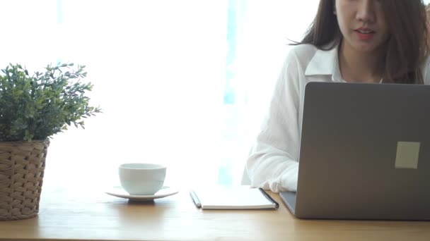 Bella Giovane Donna Sorridente Che Lavora Sul Computer Portatile Mentre — Video Stock