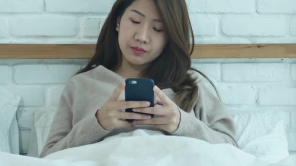 Gelukkig Aziatische Vrouwen Zijn Met Behulp Van Slimme Telefoon Het — Stockvideo