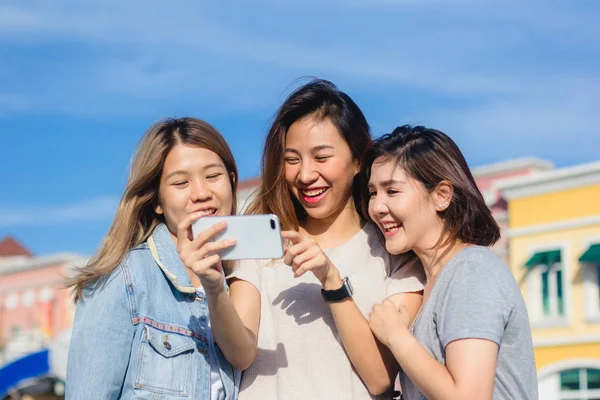 Atrakcyjne Piękne Azjatyckich Przyjaciół Kobiet Pomocą Smartfona Szczęśliwe Młode Azji — Zdjęcie stockowe