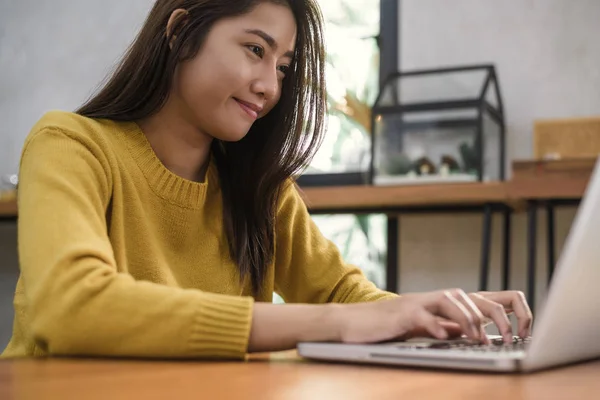 Ung Asiatisk Kvinne Som Jobber Med Laptopen Skrivebord Med Sitt – stockfoto