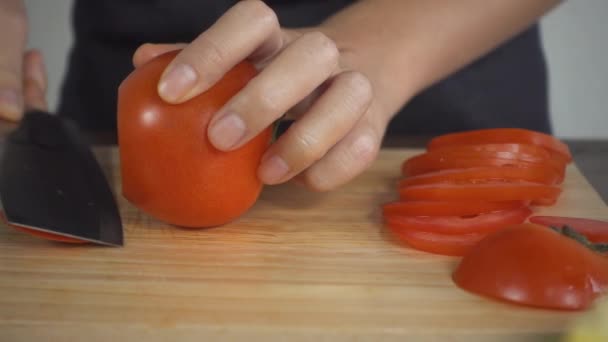 Cámara Lenta Primer Plano Mujer Jefe Haciendo Ensalada Comida Saludable — Vídeos de Stock